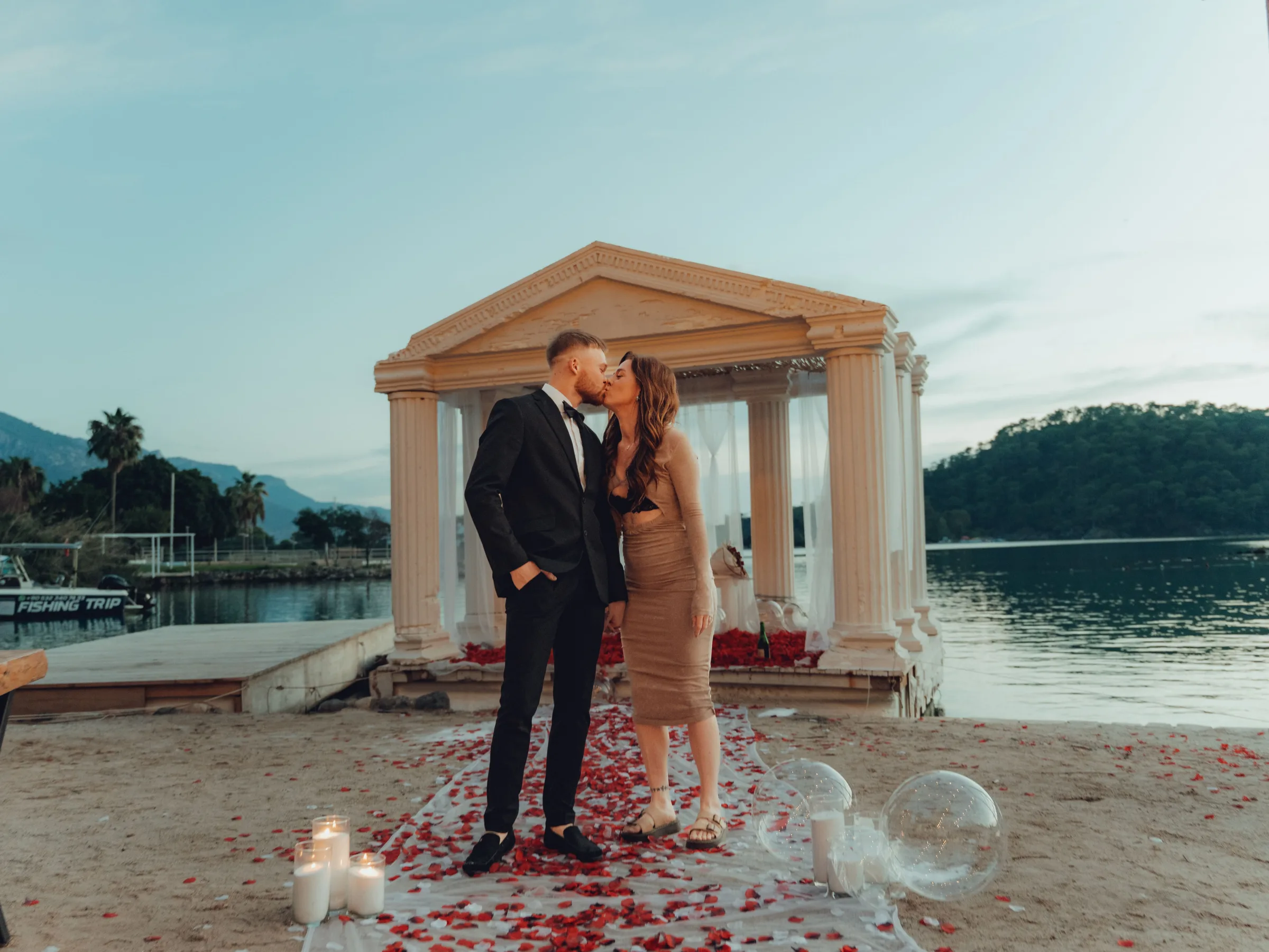 Eine Hochzeit am Meer in Fethiye, zur goldenen Stunde